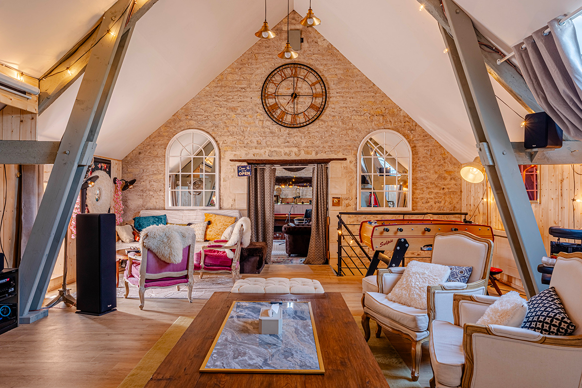 Grande pièce sous charpente, ambiance feutrée